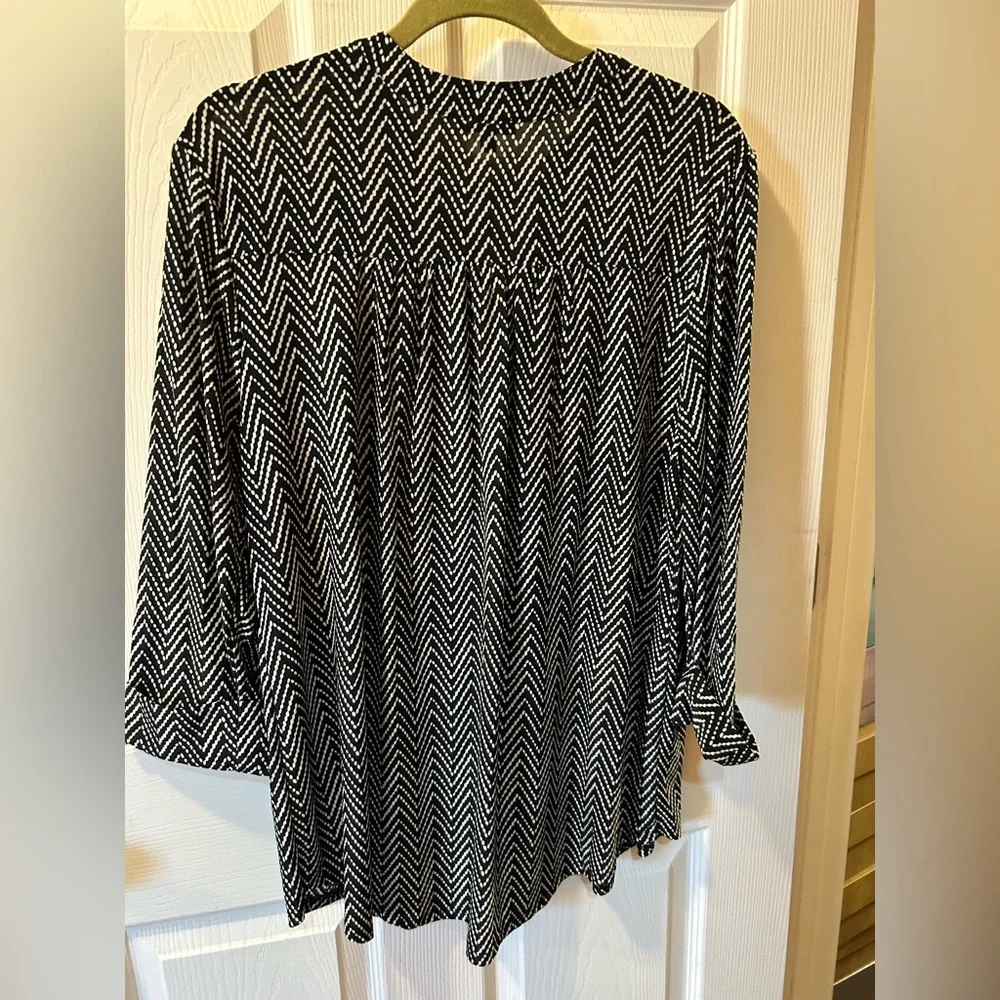 Ava & Grace 1X Black and White Zigzag Blouse V-Neck Metal Embellishment NWT - Picture 5 of 6
